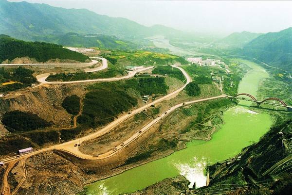 紫坪鋪左岸場內(nèi)主干道公路